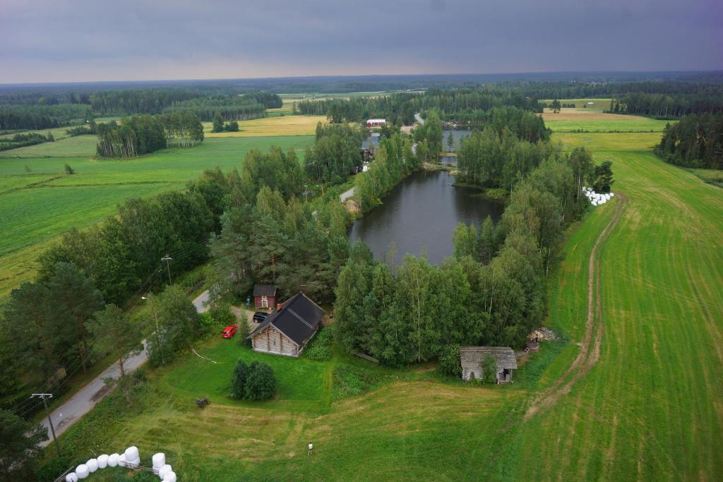 una vista aérea de una casa junto a un lago en Maatilamatkailu Peräkangas en Ojutkangas