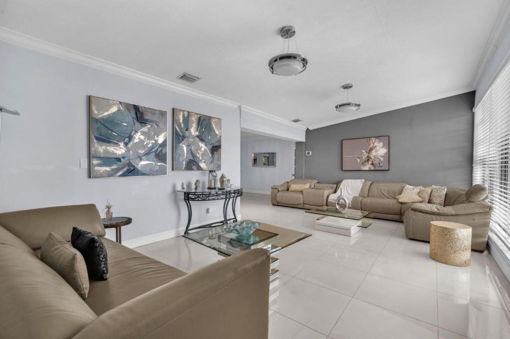 a living room with a couch and a table at Modern Miami Oversized 3 Bedroom in Central Location in Miami