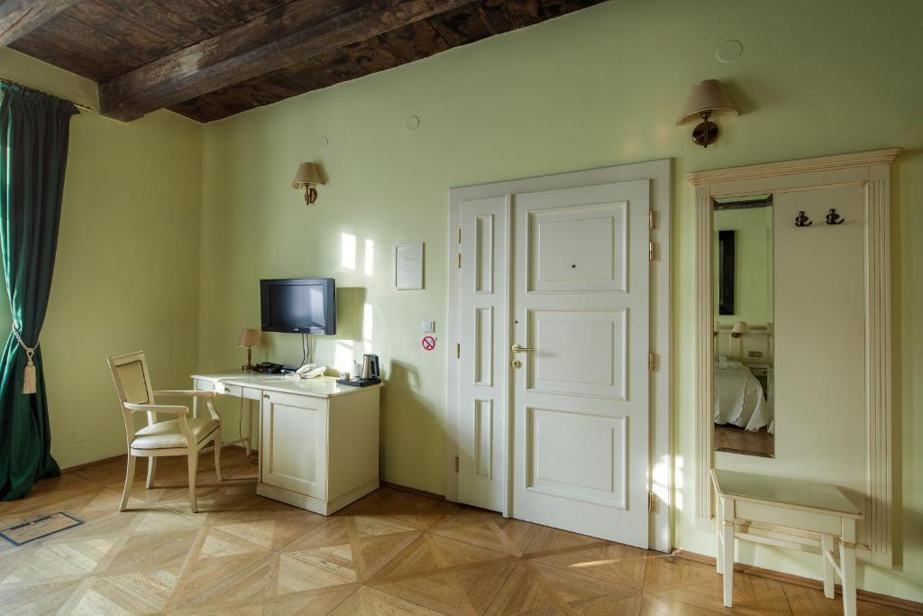 TV a/nebo společenská místnost v ubytování Tyn Yard Residence