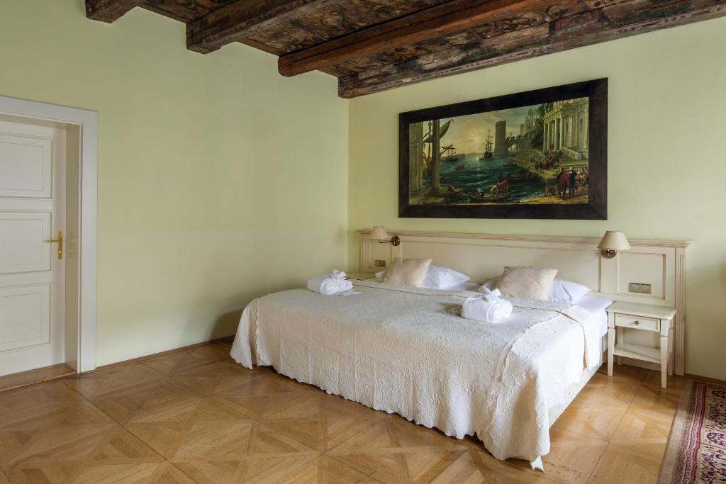Postel nebo postele na pokoji v ubytování Tyn Yard Residence