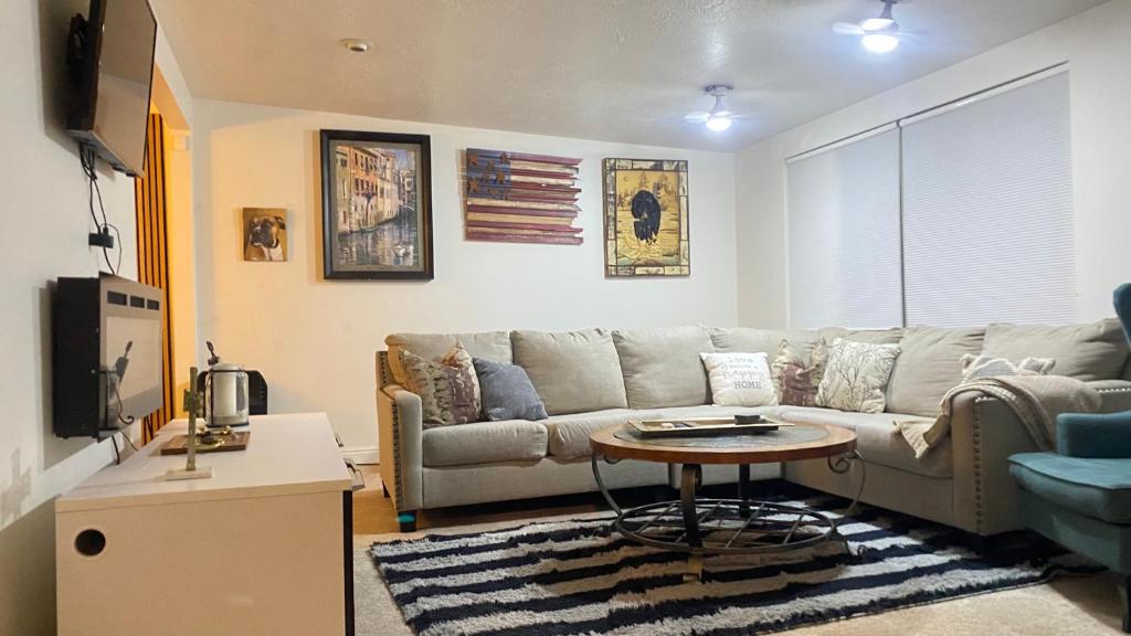 a living room with a couch and a table at Tree bedrooms in Salt Lake City