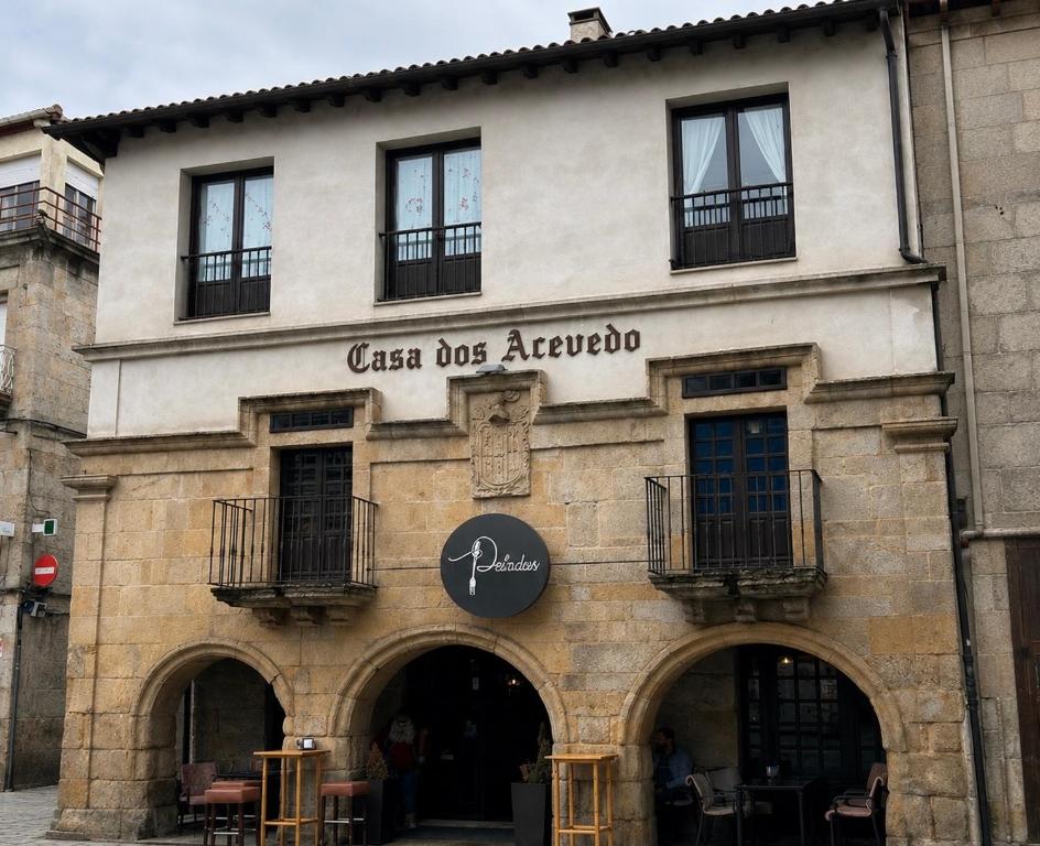 a building with a sign that reads glass dogagency at Casa dos Acevedo in Verín
