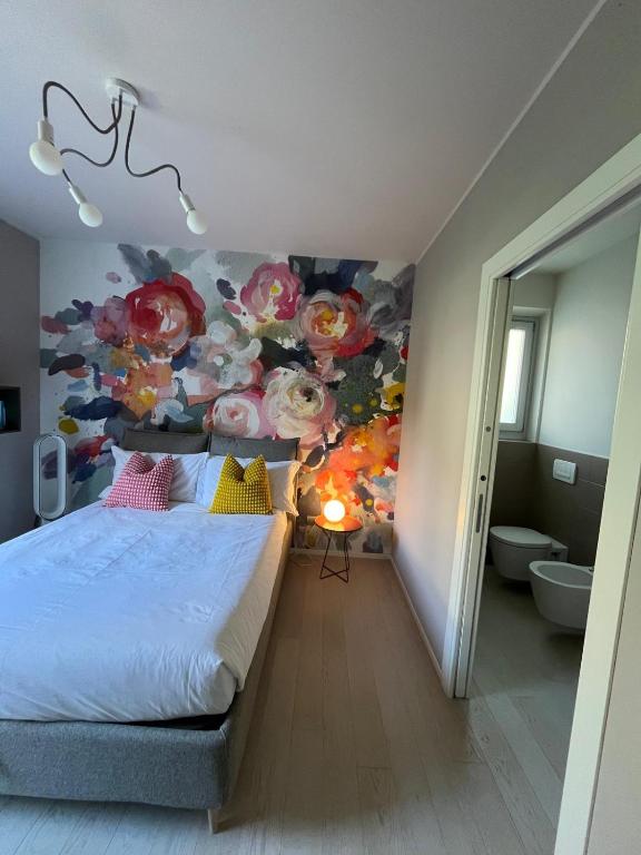 a bedroom with a mural of flowers on the wall at Fusa e Barbera in Asti