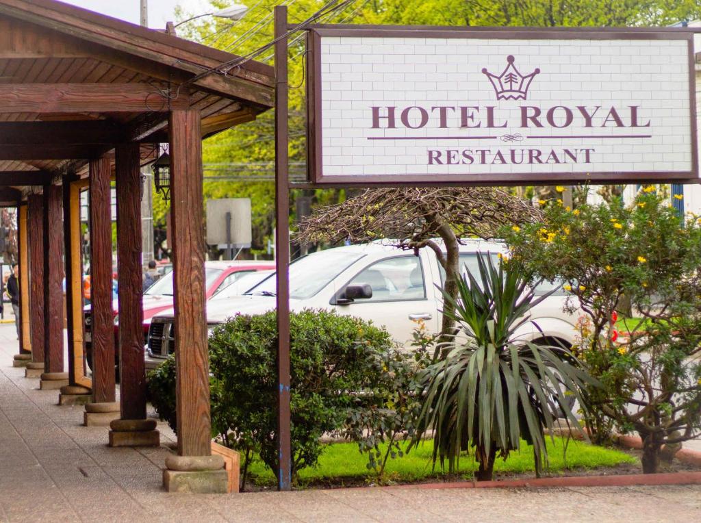 ein Schild für ein königliches Restaurant neben einem Parkplatz in der Unterkunft Hotel Royal Victoria in Victoria