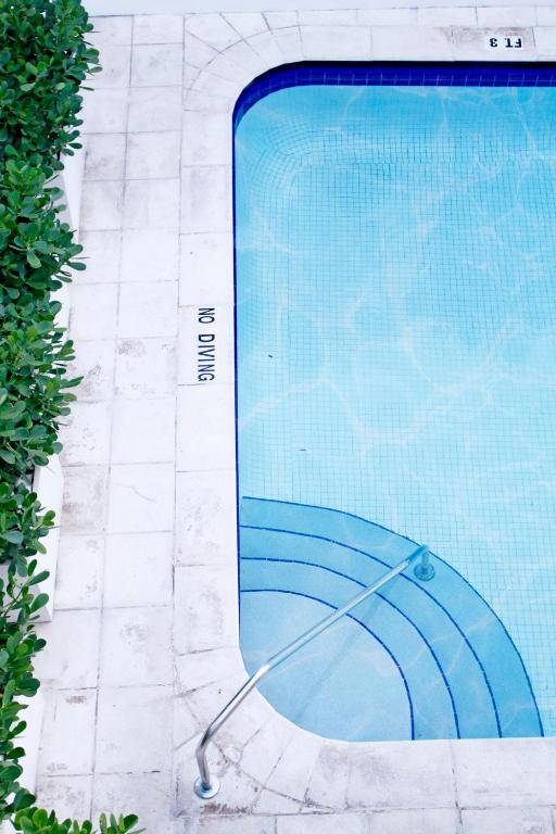 Bazén v ubytování Crest Hotel Suites nebo v jeho okolí