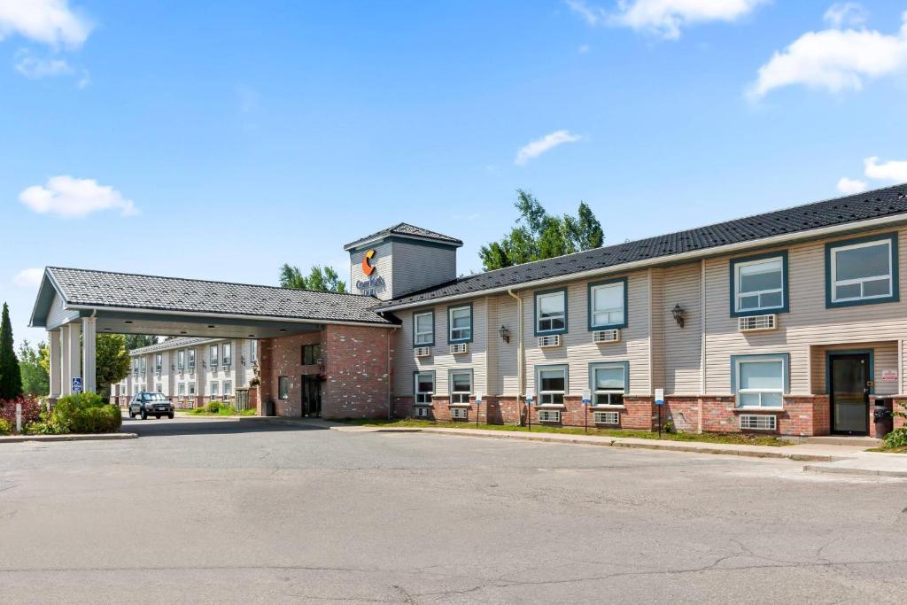 an empty parking lot in front of a building at Comfort Inn in Bracebridge