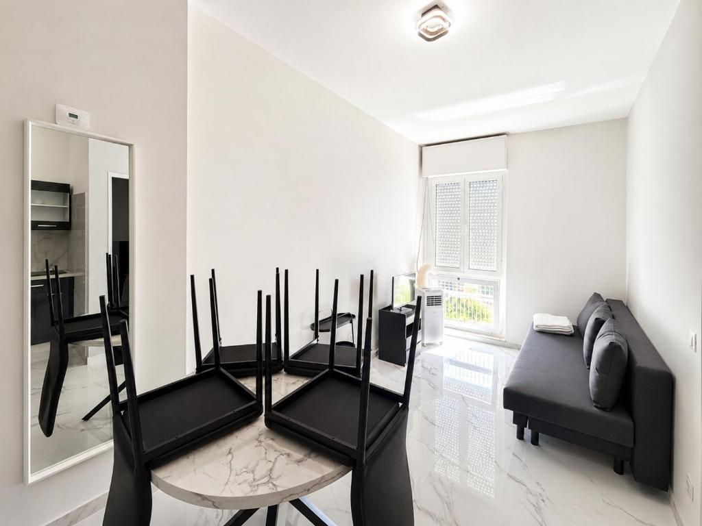 a living room with a table and a couch at Anthea - Loft Elegans in Lignano Sabbiadoro