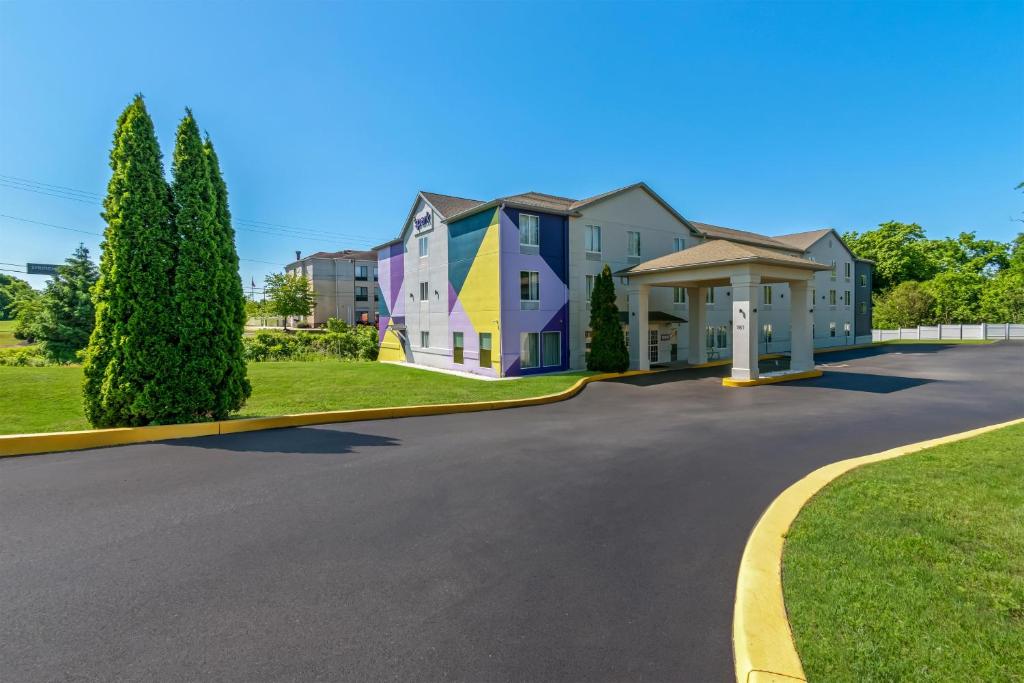 a row of houses on a street at Spark By Hilton Hershey Near The Park in Hershey