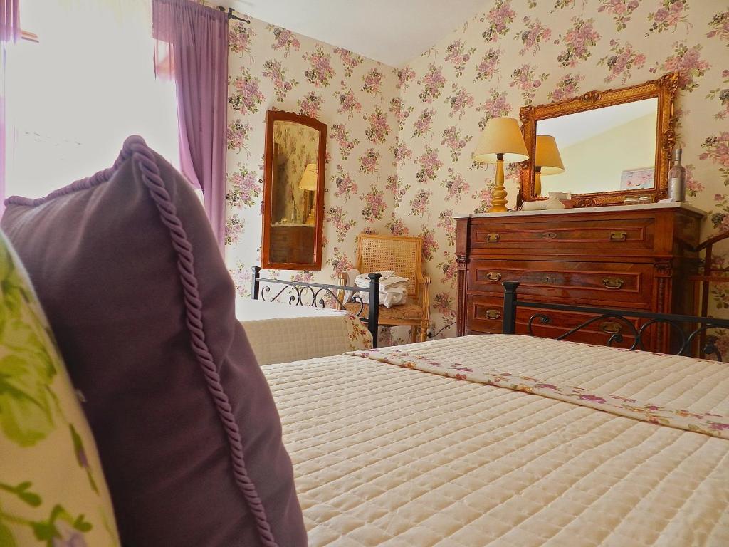 アナーニにあるLa Scala Fioritaのベッドルーム1室(ベッド1台、ドレッサー、鏡付)