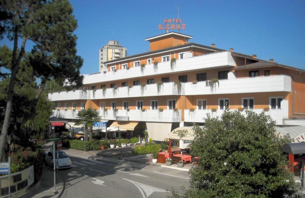 リニャーノ・サッビアドーロにあるHotel Santa Cruzの大きなホテルで、建物を背景に建てられています。
