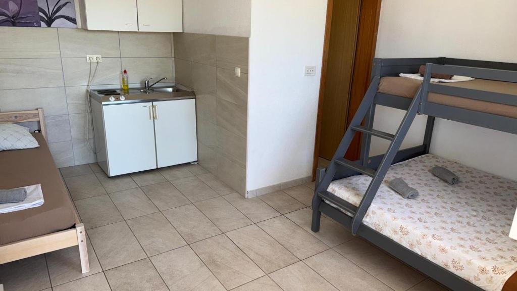 a small room with a bunk bed and a kitchen at Studio Apartment Sanja 2 in Neum