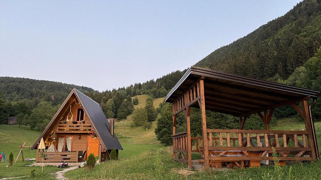 eine Holzhütte mitten auf einem Feld in der Unterkunft Monte Casa Sarajevo in Šuštići