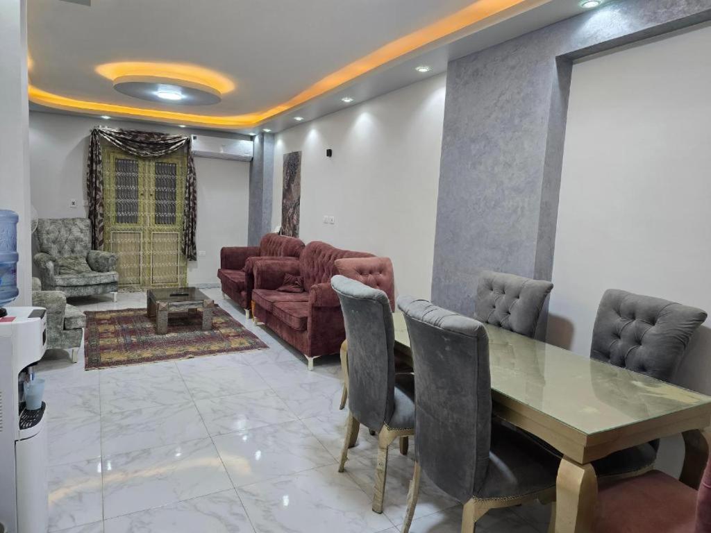 a living room with a wooden table and chairs at تجريبي in Şan‘āʼ
