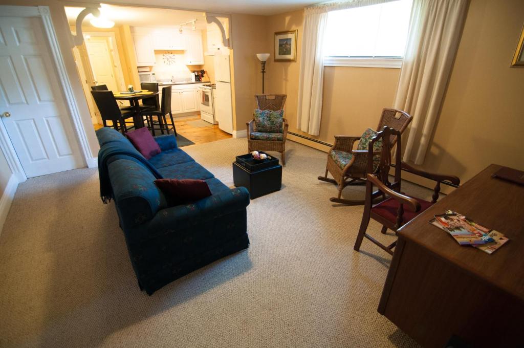 A seating area at Shipwright Inn