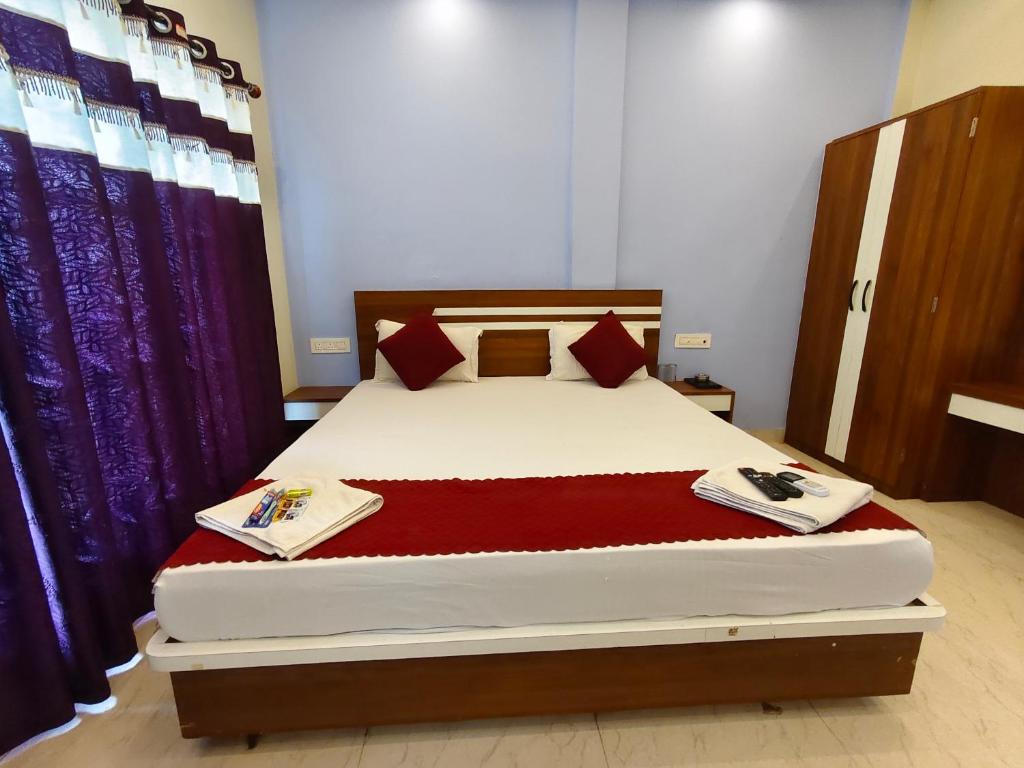 a bedroom with a bed with two towels on it at Sea Wander Beach Resort in Mandarmoni