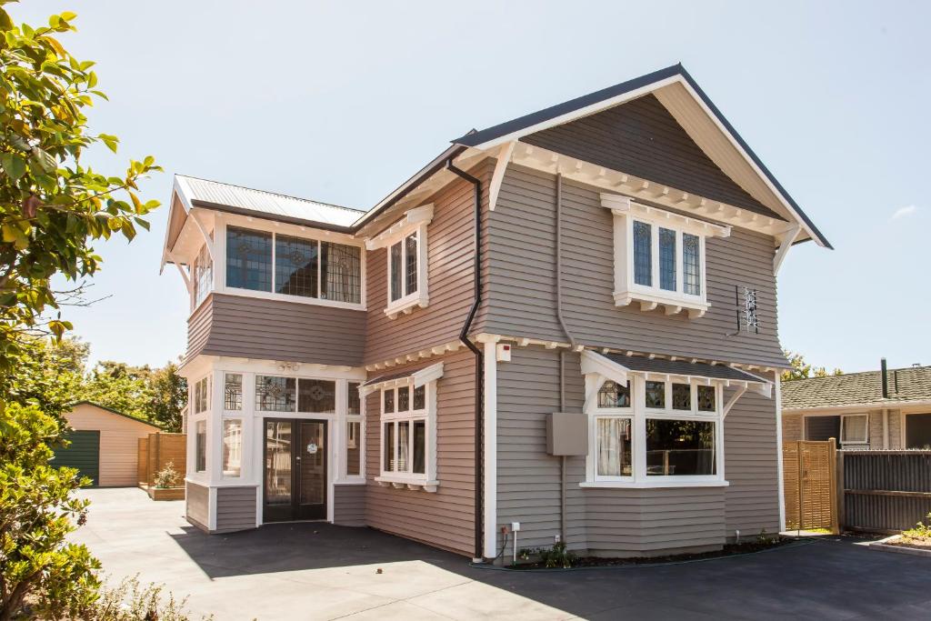 a large house with at Homelea Bed and Breakfast in Christchurch