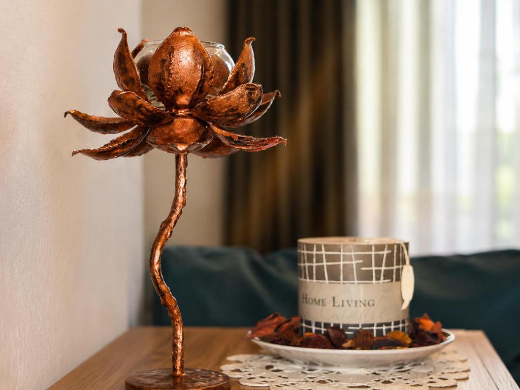 a sculpture of a flower on a table at La casa del viaggiatore in Codrongianos