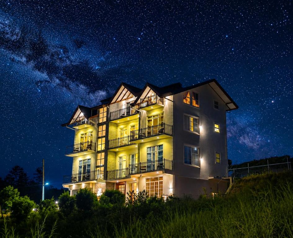 a building at night with a starry sky at 7 Crowns Villa Ambewela, Nuwara Eliya in Boragasketiya