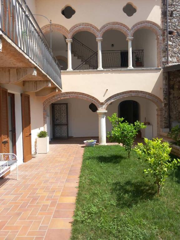 a courtyard of a house with a balcony at L'orchidea del Lago in Soiano del Lago