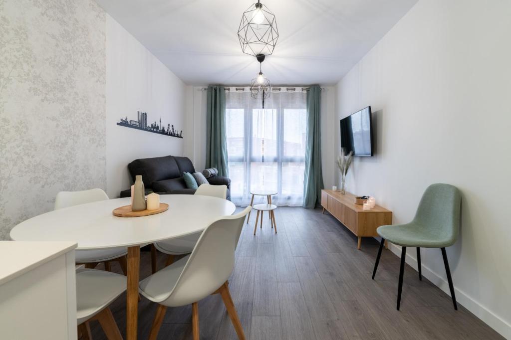 a living room with a white table and chairs at Getafe Suites in Getafe