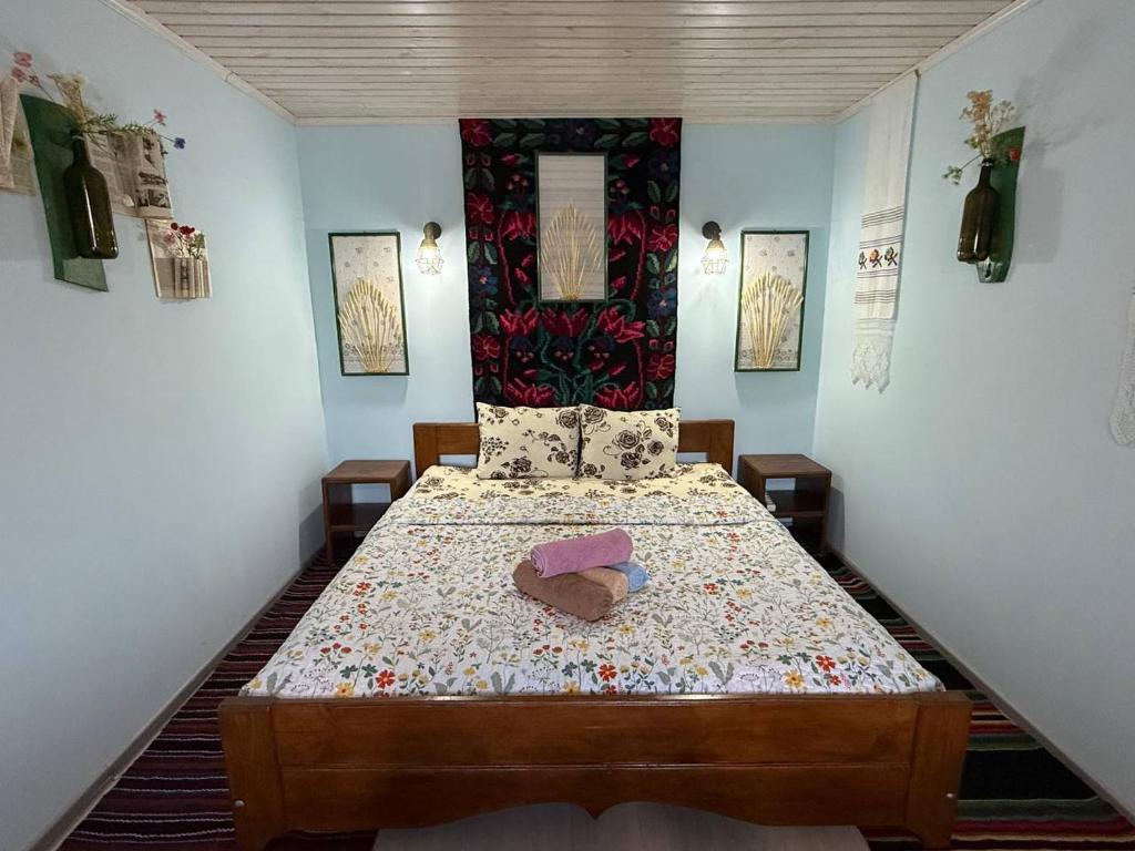 a small bedroom with a bed with aspread sidx sidx sidx at Cazare-LaBadeaMircea in Soroca