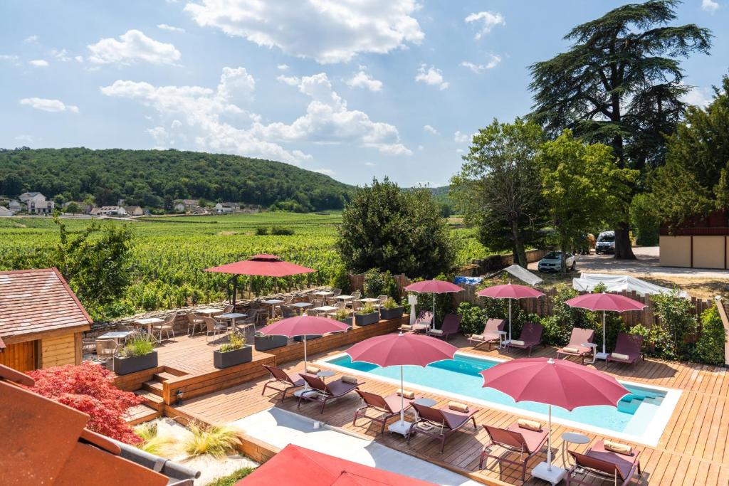 an overhead view of a pool with umbrellas and chairs at Hôtel Les Deux Chèvres Gevrey-Chambertin in Gevrey-Chambertin