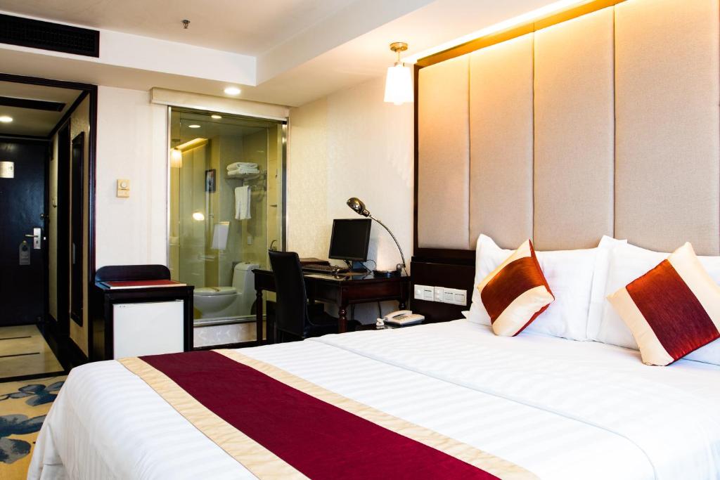 Postel nebo postele na pokoji v ubytování New World Hotel