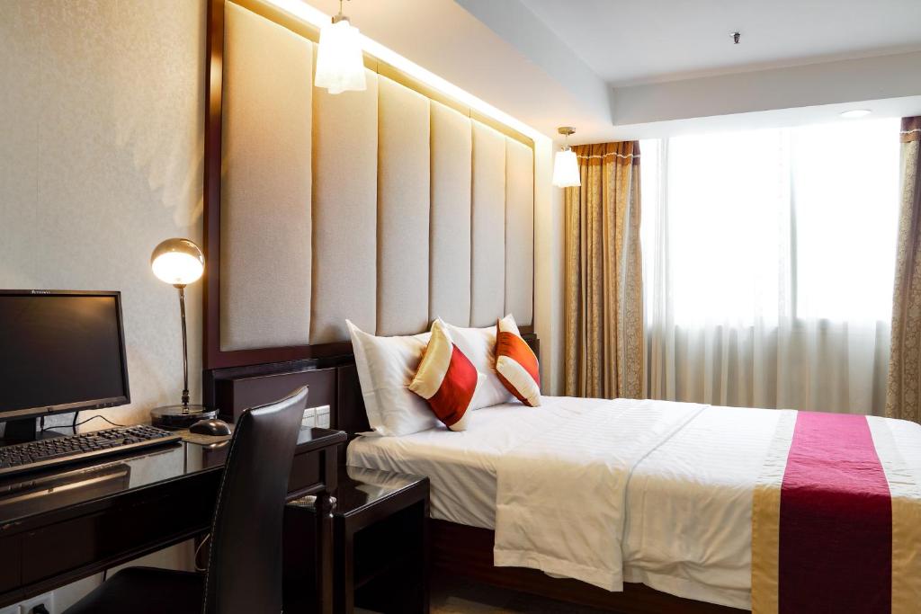 Postel nebo postele na pokoji v ubytování New World Hotel