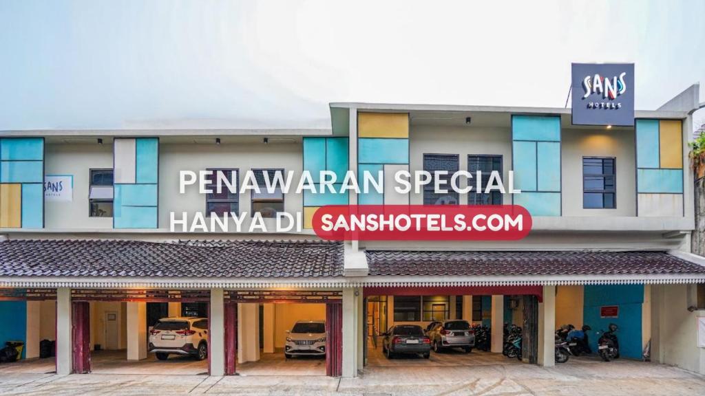 a building with a sign that reads pendarwanan special hamadi samar at Sans Hotel Beskalan Malioboro in Yogyakarta
