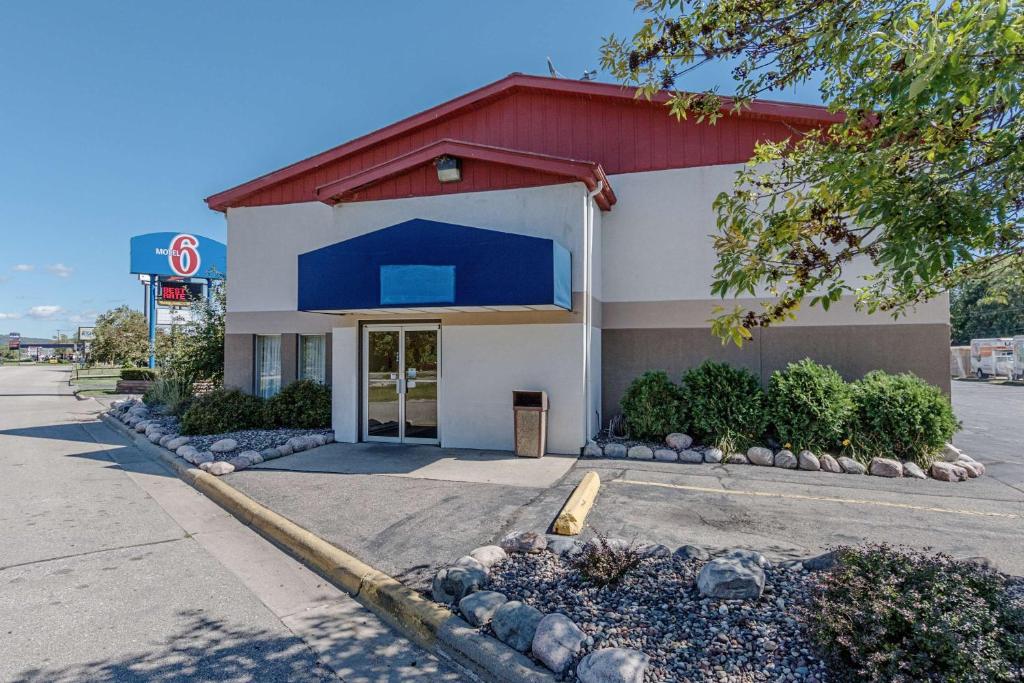 a store front of a building on a street at Motel 6-La Crosse, WI in La Crosse