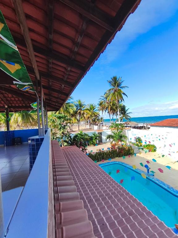 a view of the beach from the balcony of a resort at Casa beira mar com piscina Coruripe Povoado Miai de cima in Coruripe