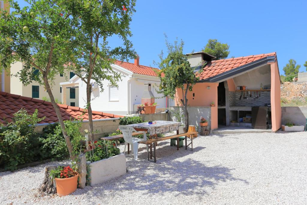 Apartments with parking space Grebastica, Sibenik - 11301