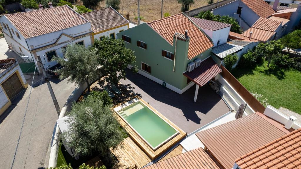 an overhead view of a house with a swimming pool at Casa Alvega - 50m do Rio - Piscina com Hidromassagem in Alvega