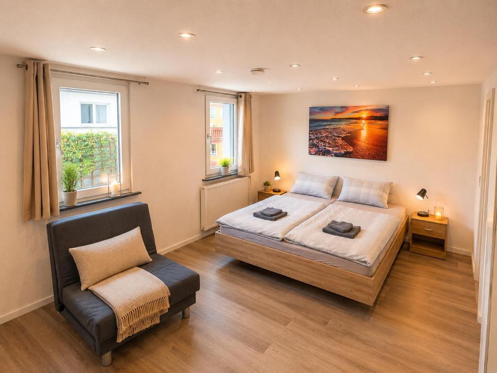 a bedroom with a bed and a chair in it at City Apart 2 nahe Badewelt, Museum & Bahnhof mit NETFLIX in Sinsheim