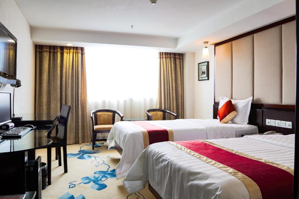Postel nebo postele na pokoji v ubytování New World Hotel