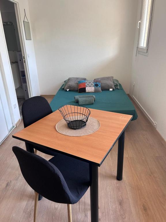 a room with a table with two chairs and a bed at Studio 20m2 avec balcon in Corte