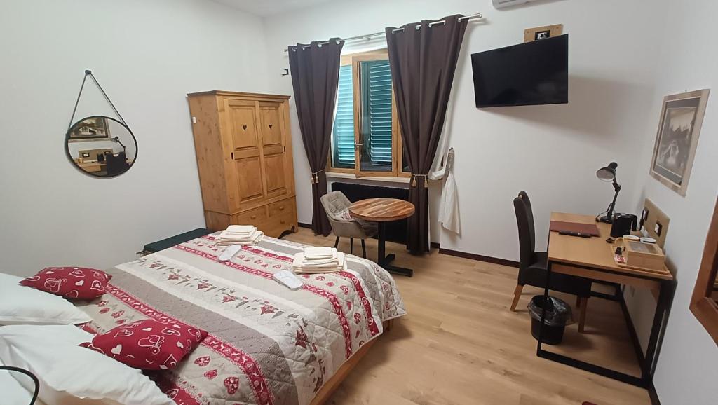 a bedroom with a bed and a desk and a desk at La Cerasa in Contigliano