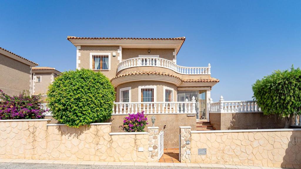 Stylish Villa near beach & pool access
