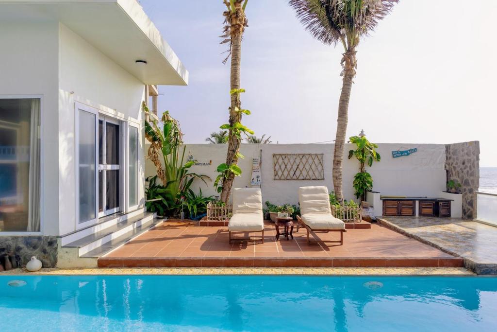 a house with a swimming pool and palm trees at Private Ocean-View Pool Villa, Phan Thiet Beach in Tiến Thành