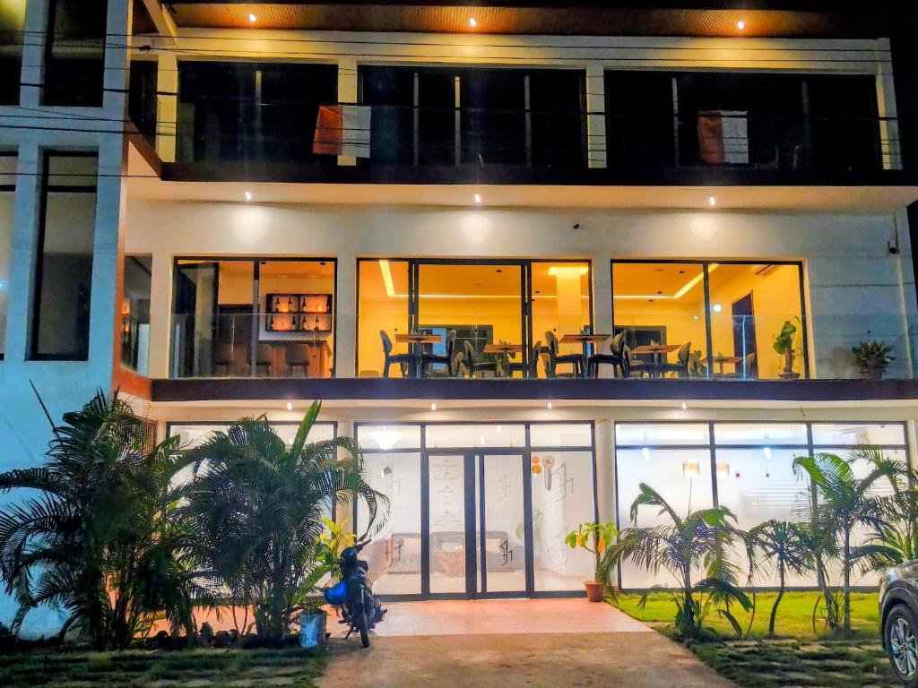 a large house with people standing in front of it at Junto Al Mar - Chambre standard in San-Pédro