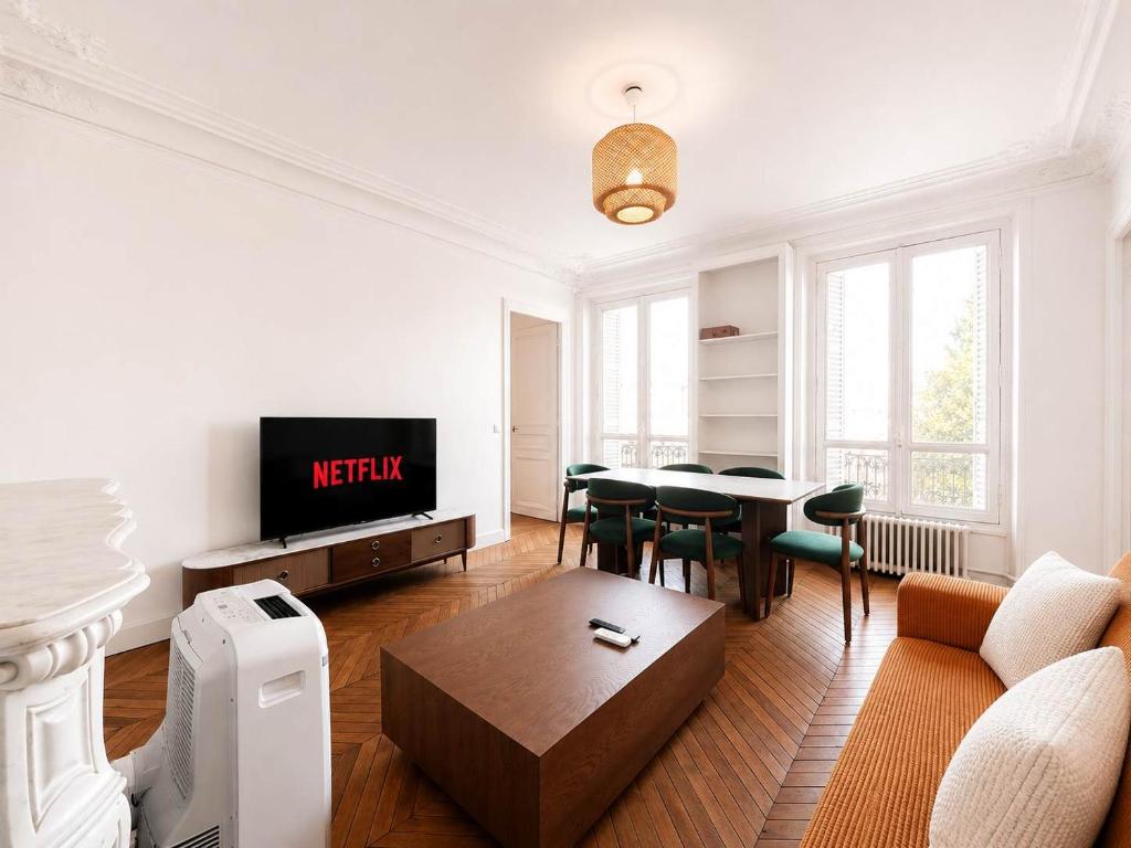 Paris 10 Spacious 2 Bedroom Apartment with Netflix