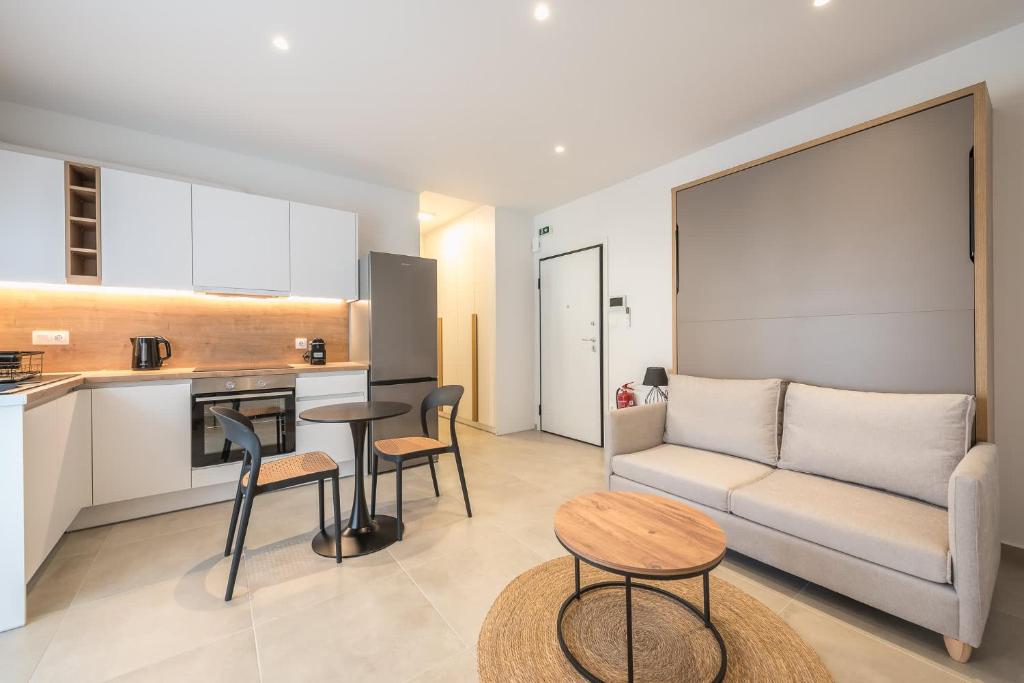 Charming Studio With Convertible Living