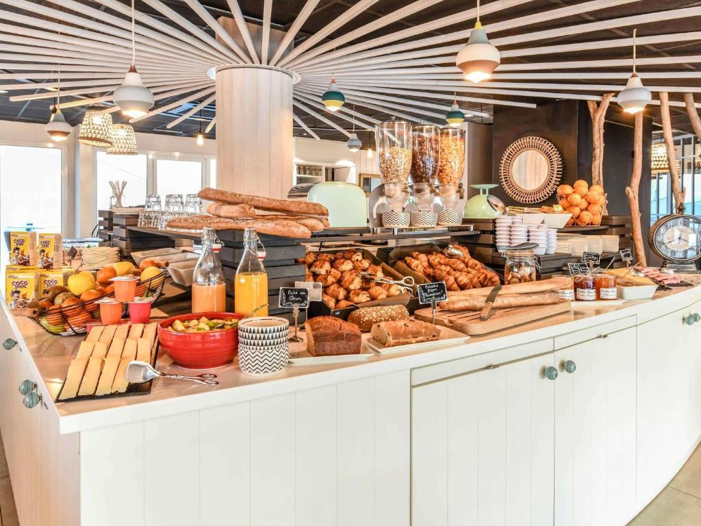 a buffet with a lot of different types of food at ibis styles La Rochelle Thalasso Chatelaillon in Châtelaillon-Plage