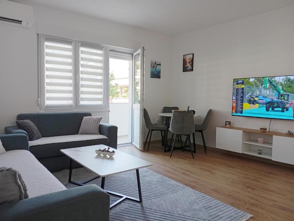 a living room with a couch and a tv at Vitez apartman in Vitez