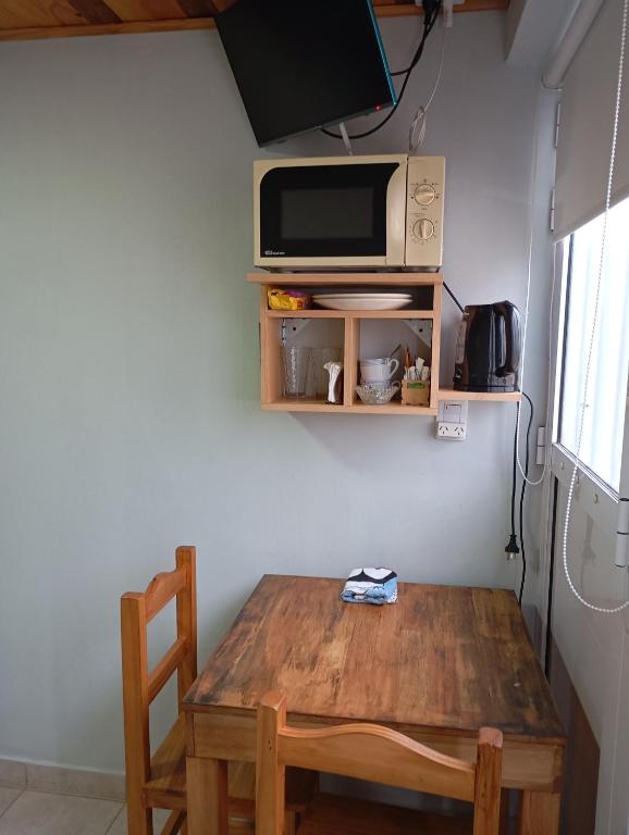 a wooden table with a microwave on a wall at Habitación loft centrica in Esperanza