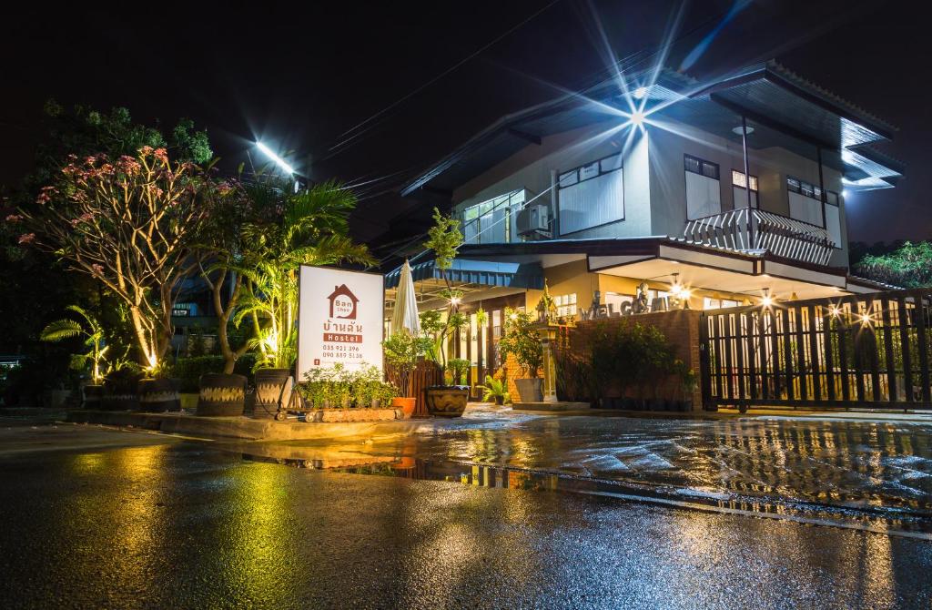 uma casa numa rua chuvosa à noite em Banchan Hostel em Phra Nakhon Si Ayutthaya
