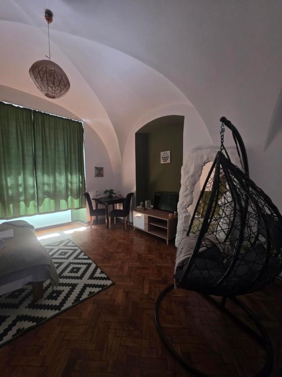 ein Wohnzimmer mit einem Bett und ein Zimmer mit in der Unterkunft Reset Apartment in Cluj-Napoca