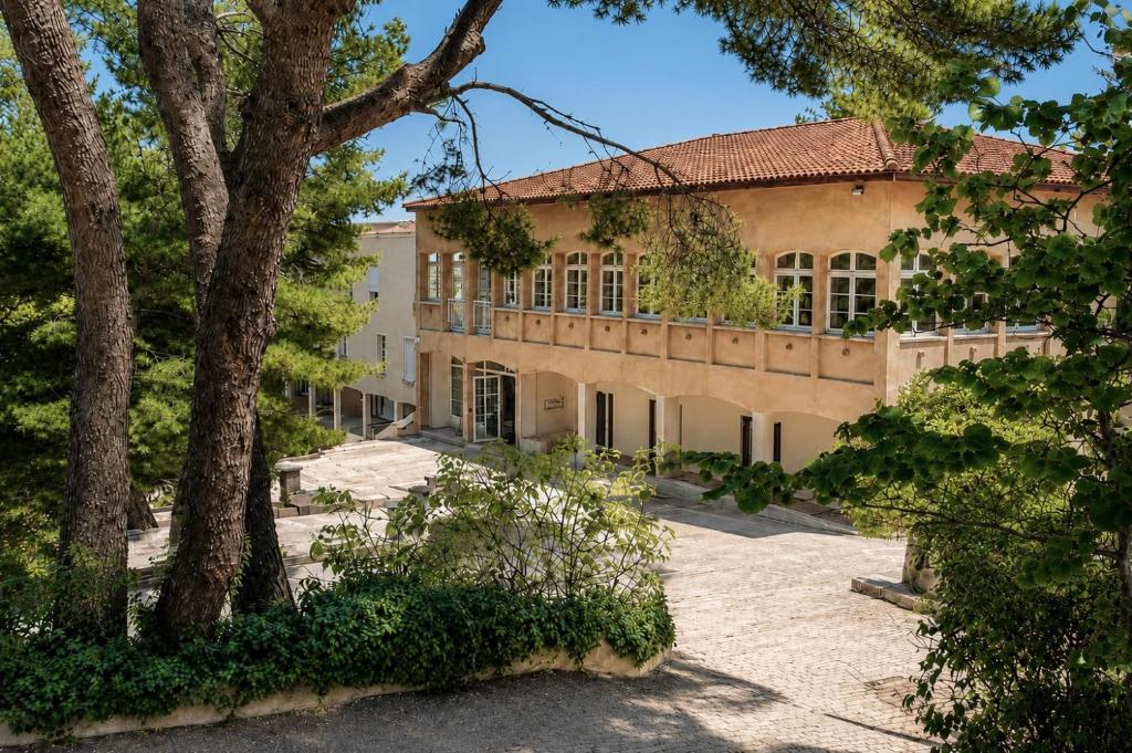 an old house with trees in front of it at Appartements des Joncas in Martigues