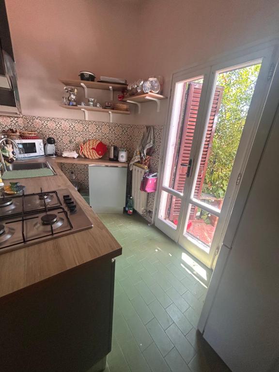 a kitchen with a stove and a window in it at Villino Arsella in Marina di Pietrasanta
