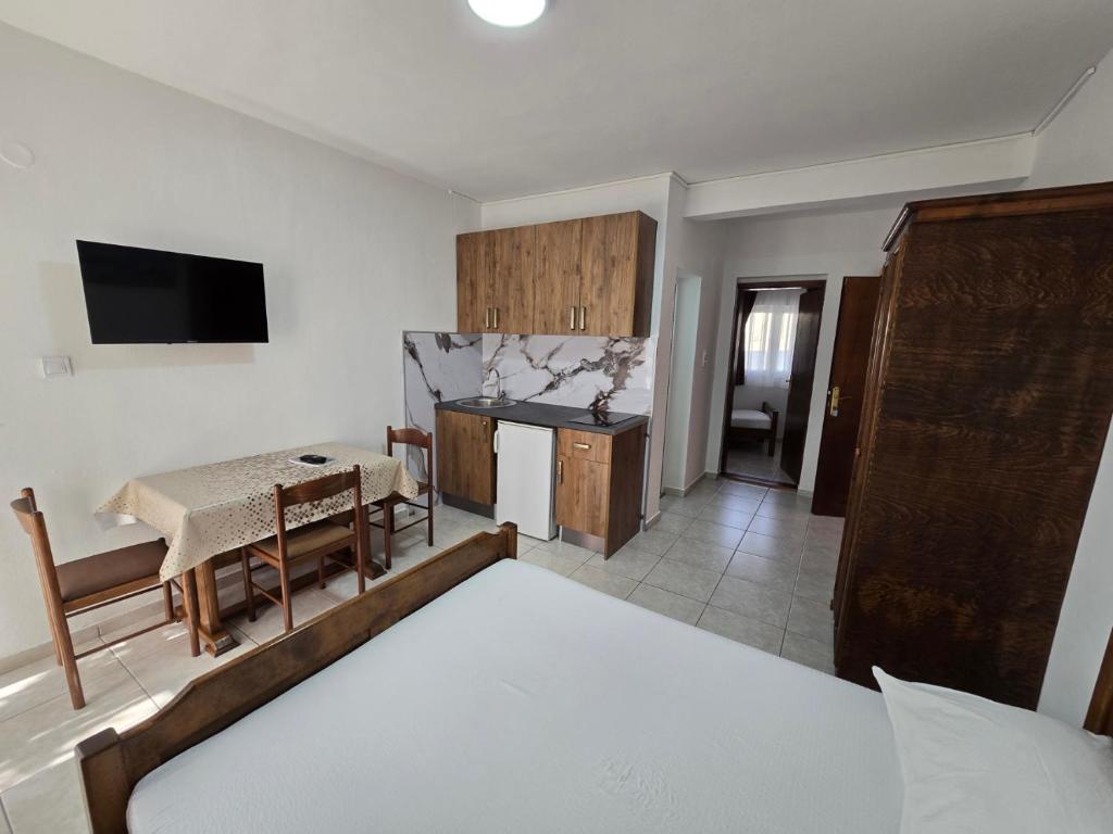 a room with a table and a kitchen with a bed at Villa Glavanovic in Bar